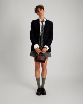 Sac ALEXIA NANO Mahogany porté à la main par une mannequin, vue de face