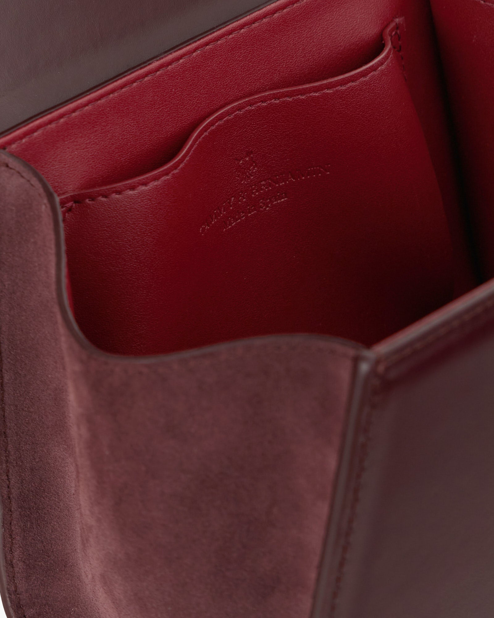 Sac ALEXIA NANO Mahogany ouvert, vue intérieur avec poche plaquée et doublure rouge