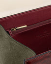 Sac ALEXIA Colourblock art déco, vue intérieur ouvert, doublure bordeaux, poche zippée et empiècement daim kaki