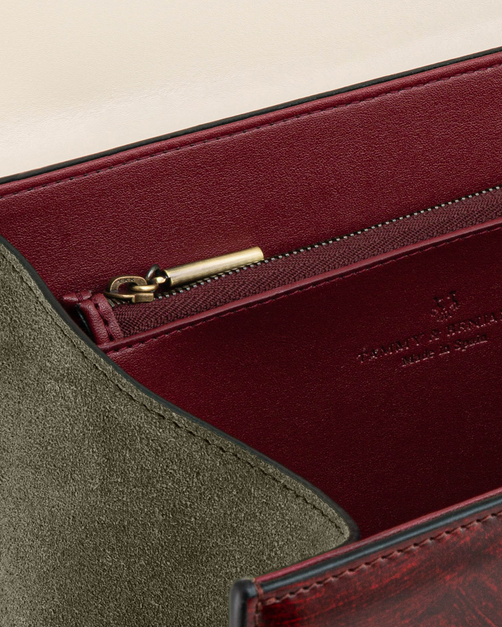 Sac ALEXIA Colourblock art déco, vue intérieur ouvert, doublure bordeaux, poche zippée et empiècement daim kaki