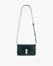 Sac BLAKE vert embossé crocodile, vue de face, posé, bandoulière fine ajustable déployée