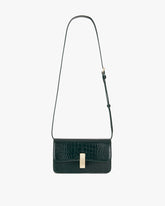 Sac BLAKE vert embossé crocodile, vue de face, posé, bandoulière fine ajustable déployée