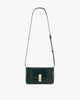 Sac BLAKE vert embossé crocodile, vue de face, posé, bandoulière fine ajustable déployée