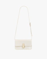 Sac BLAKE ivoire de face, bandoulière fine ajustable, fermoir rectangulaire doré, posé sur fond blanc