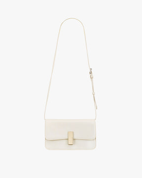 Sac BLAKE ivoire de face, bandoulière fine ajustable, fermoir rectangulaire doré, posé sur fond blanc