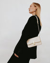 Sac BLAKE Ivoire porté en bandoulière, vue de profil sur l'épaule d'une femme