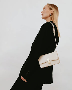 Sac BLAKE Ivoire porté en bandoulière, vue de profil sur l'épaule d'une femme