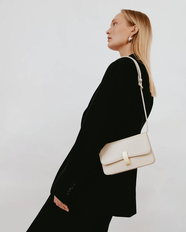 Sac BLAKE Ivoire porté en bandoulière, vue de profil sur l'épaule d'une femme