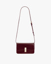 Sac BLAKE Mahogany de face, posé, fermoir doré et bandoulière fine ajustable déployée