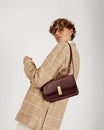 Sac BLAKE Mahogany porté à l'épaule, vue de dos, fermoir doré, bandoulière fine ajustable