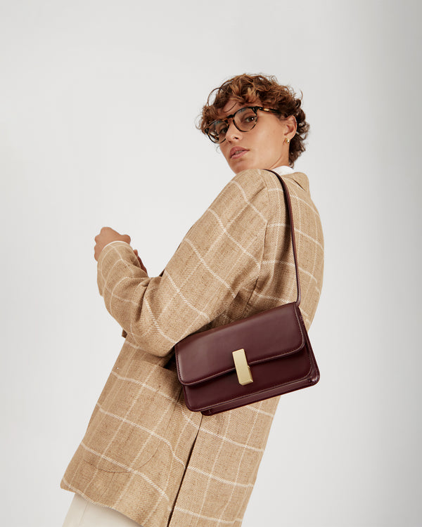 Sac BLAKE Mahogany porté à l'épaule, vue de dos, fermoir doré, bandoulière fine ajustable