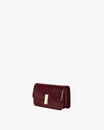 Sac BLAKE Mahogany vu de trois quarts, rabat fermé et fermoir doré rectangulaire