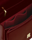 Sac BLAKE Mahogany ouvert, vue rapprochée sur la poche plaquée et le fermoir doré