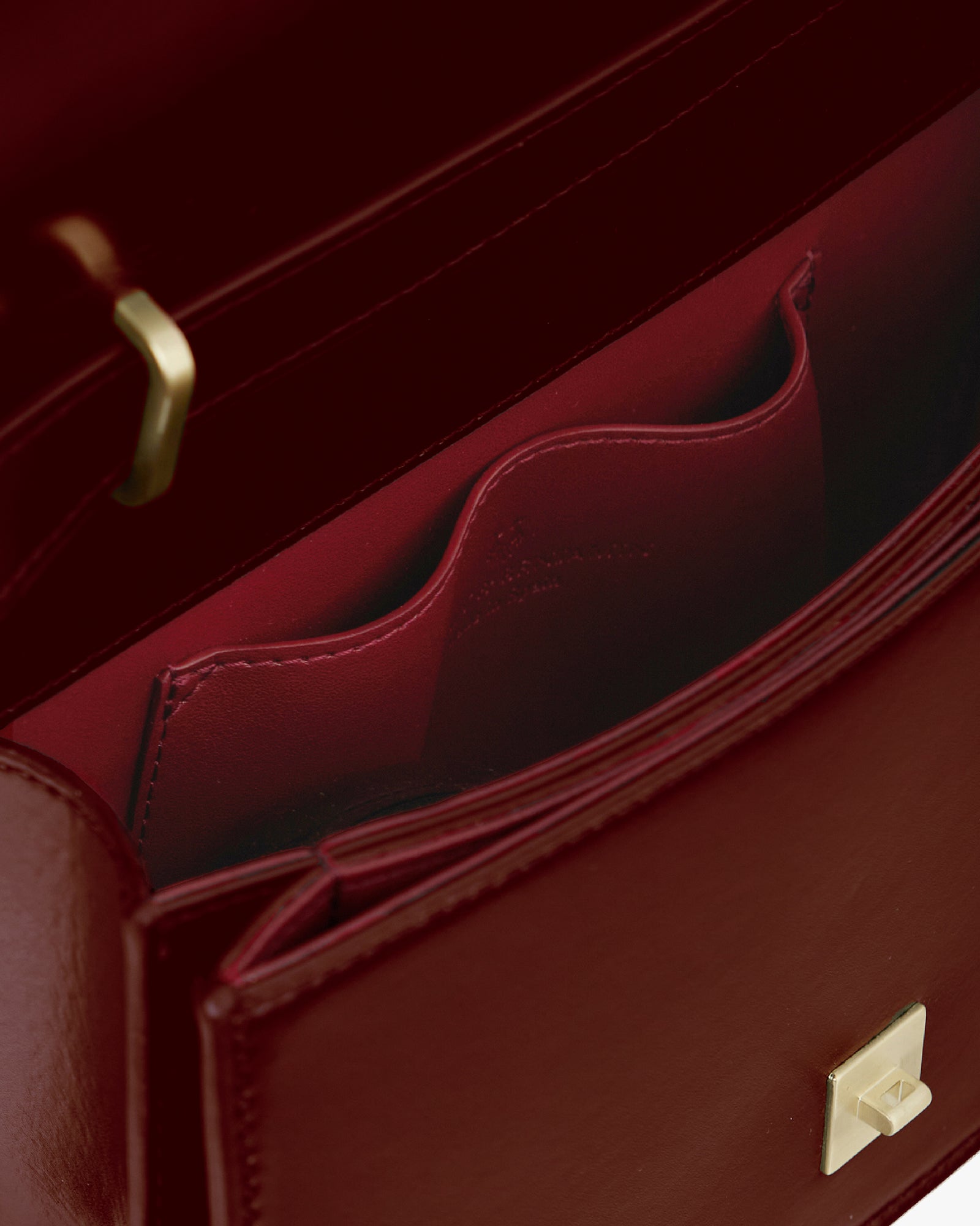 Sac BLAKE Mahogany ouvert, vue rapprochée sur la poche plaquée et le fermoir doré