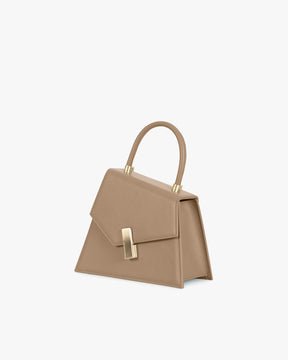 Sac CUBIST beige, vue de trois-quarts, posé, anse courte et fermoir doré visibles