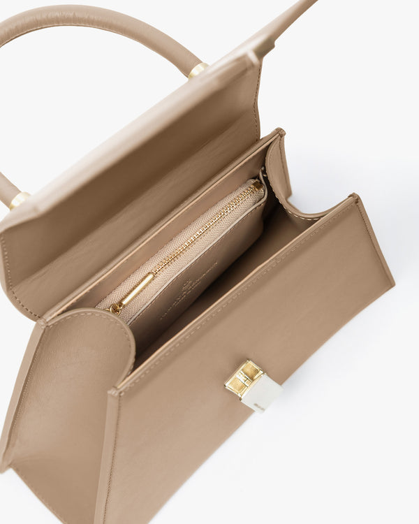 Sac CUBIST Beige, vue intérieure ouverte avec poche zippée et fermoir doré