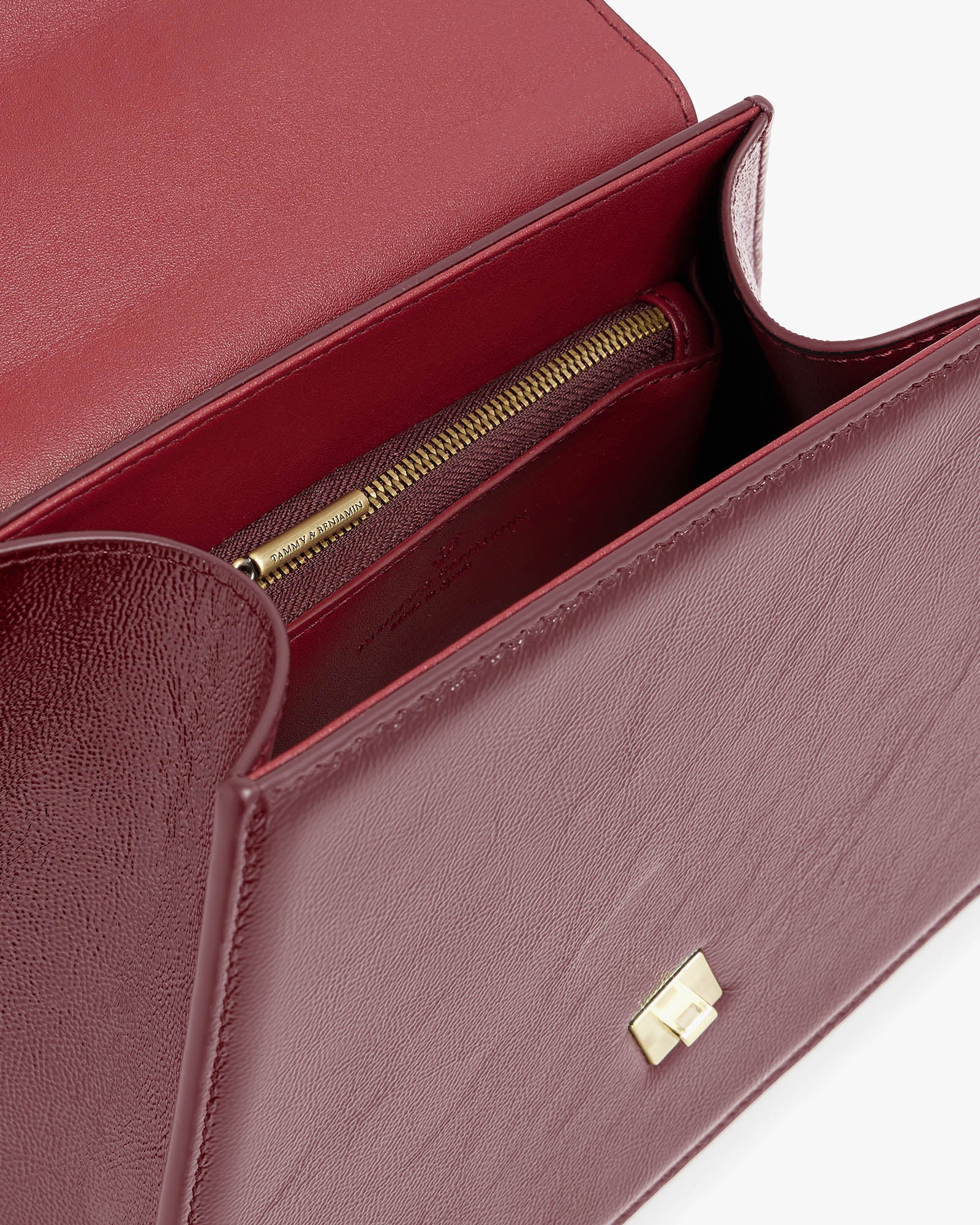 Sac CUBIST bordeaux naplak, vue intérieure ouverte montrant la poche zippée et le fermoir doré