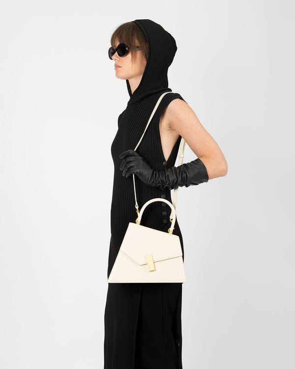 Sac CUBIST Ivoire porté en bandoulière, vue de profil sur une mannequin en robe noire