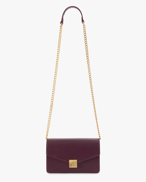 Sac ELEANOR Aubergine posé, chaîne dorée déployée, fermoir Marble Arch visible