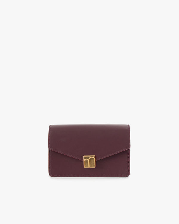 Sac ELEANOR Aubergine vue de face, fermoir Marble Arch doré, posé