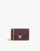 Sac ELEANOR Aubergine de face, posé, avec fermoir doré Marble Arch et chaîne amovible