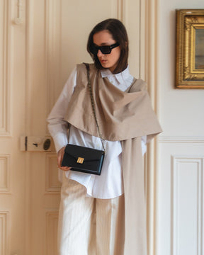 Sac ELEANOR Noir porté en bandoulière à chaîne, tenu à la main, vue de face