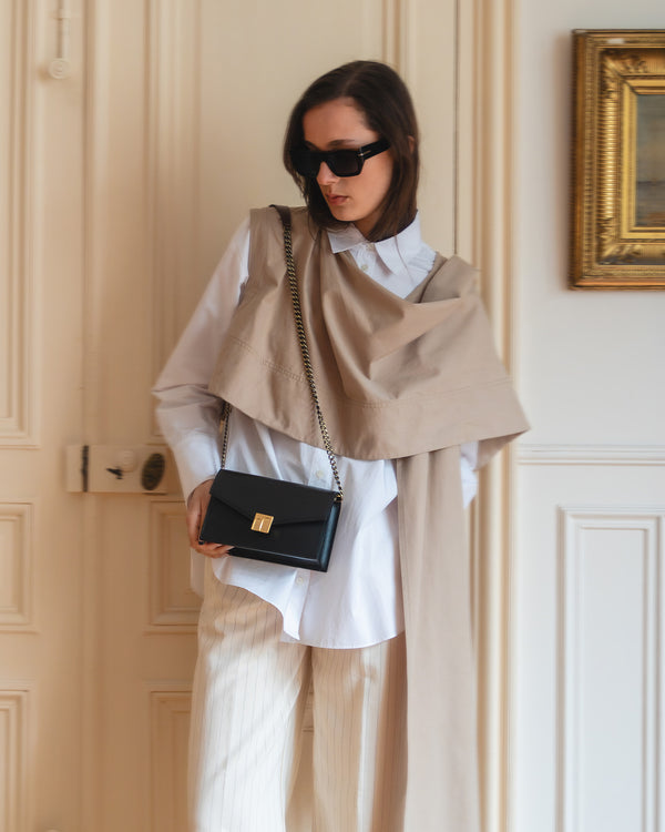 Sac ELEANOR Noir porté en bandoulière à chaîne, tenu à la main, vue de face