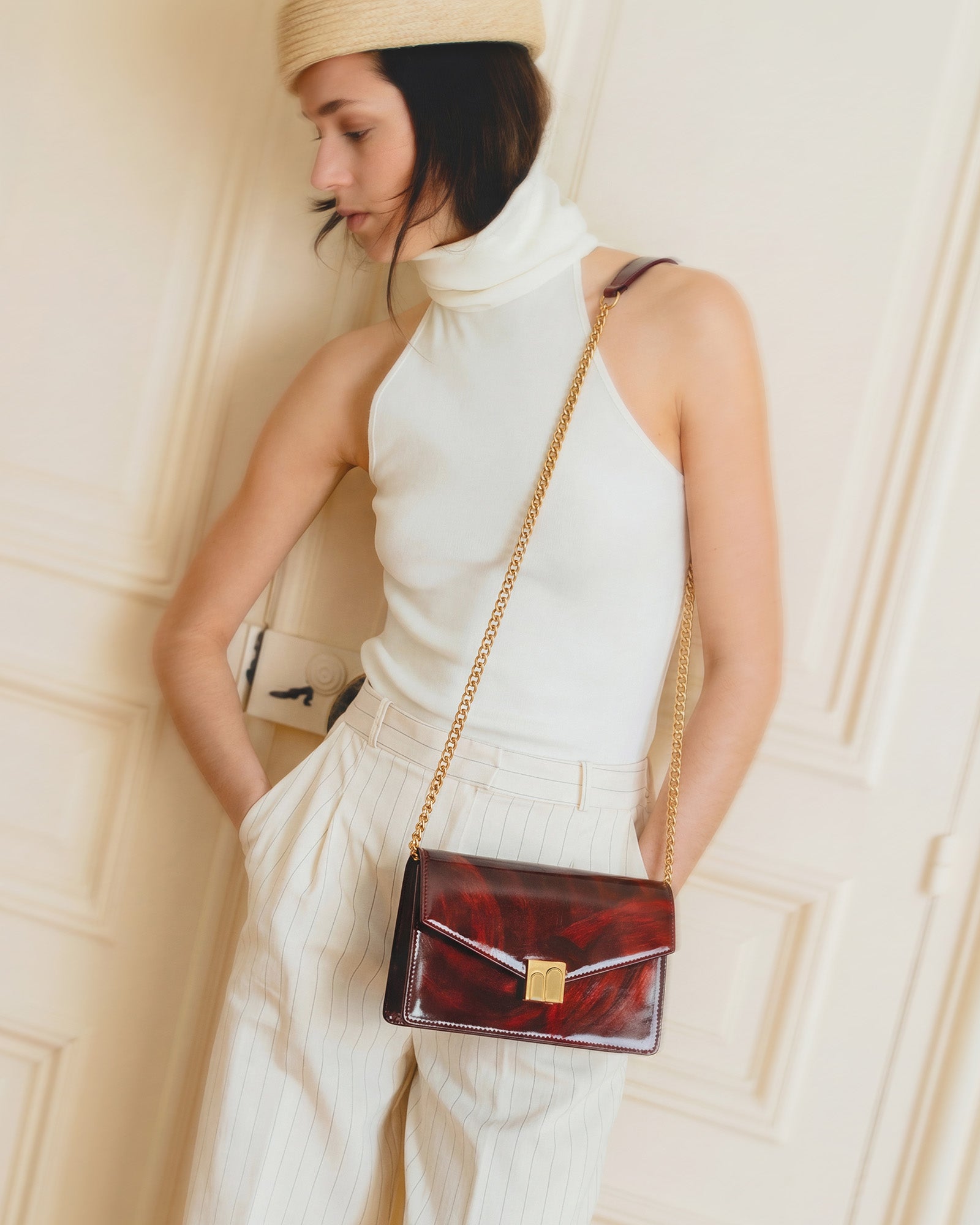 Sac ELEANOR Marbre porté en bandoulière, chaîne dorée et repose-épaule en cuir, vue de face