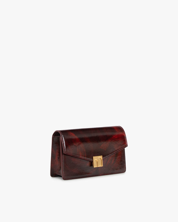 Sac ELEANOR Marbre vue de trois quarts, rabat fermé, fermoir doré Marble Arch, posé