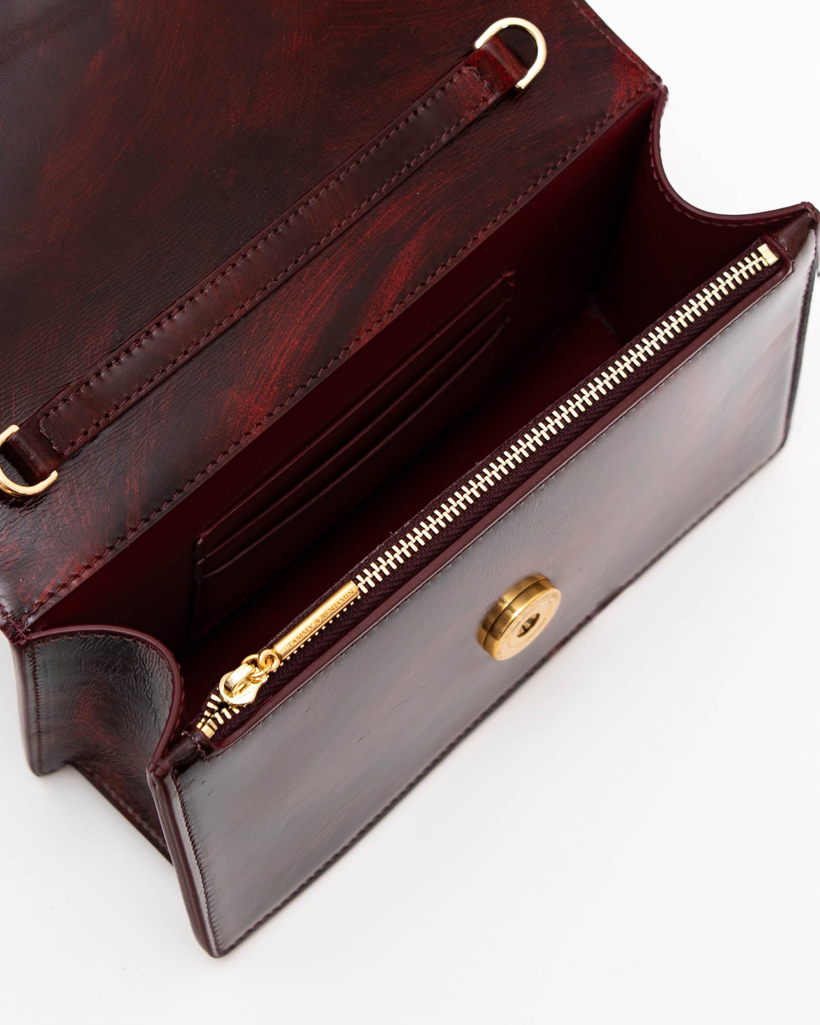 Sac ELEANOR Marbre ouvert, vue intérieure sur porte-cartes, poche zippée et fermoir doré