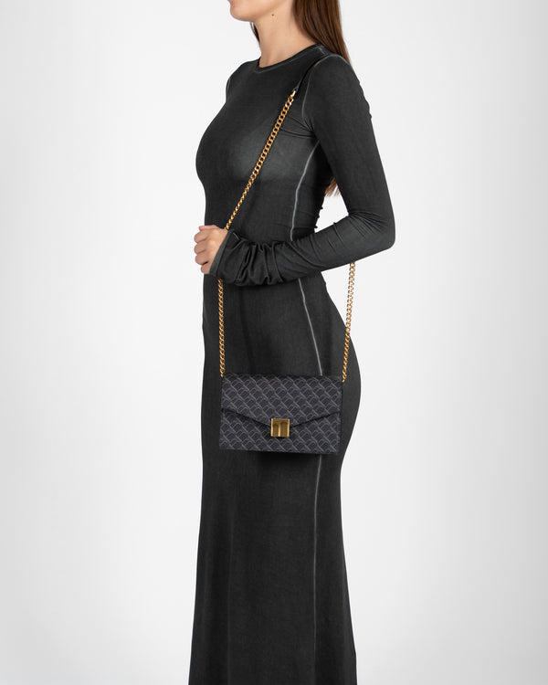Sac ELEANOR noir monogram porté en bandoulière avec chaîne dorée, vue de profil