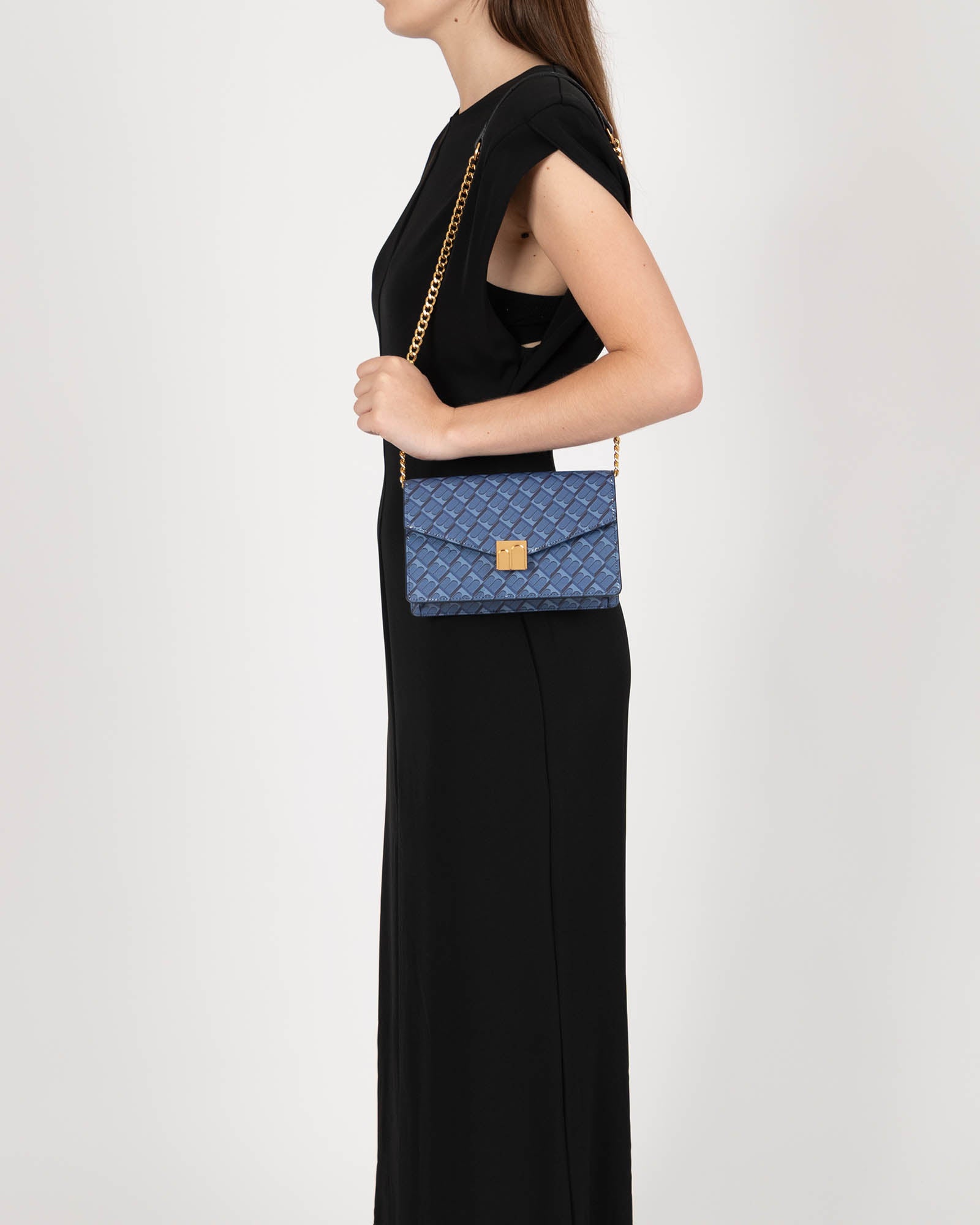 Sac ELEANOR en Bleu porté à l'épaule, vue de profil, fermoir Marble Arch doré et chaîne