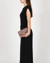 Pochette ELEANOR brun et noir, portée à la main, vue de profil, fermoir Marble Arch doré