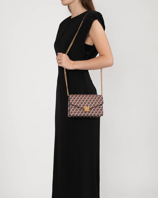 Sac ELEANOR brun et noir porté à l'épaule avec chaîne dorée, vue de profil sur un mannequin