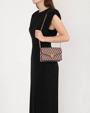 Sac ELEANOR brun et noir porté à l'épaule avec chaîne dorée, vue de profil