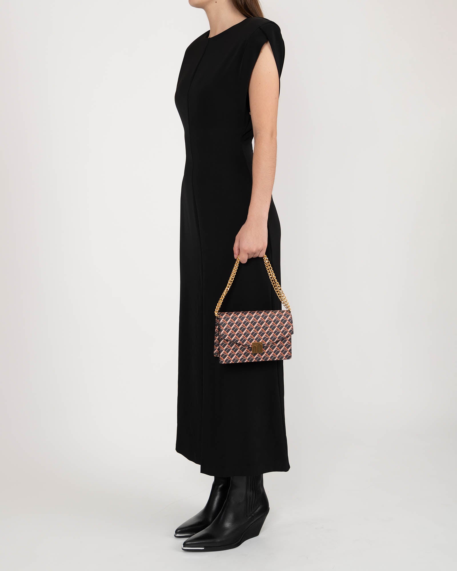 Sac ELEANOR brun et noir porté à l'épaule avec chaîne, vue de profil sur mannequin