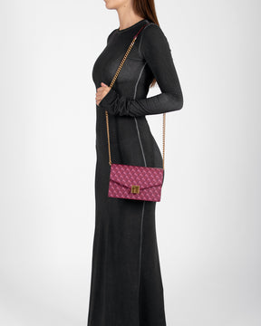 Sac ELEANOR Bordeaux porté en bandoulière sur l'épaule, chaîne dorée, vue de profil