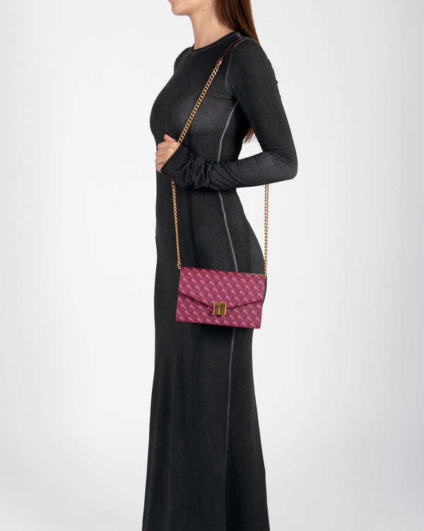 Sac ELEANOR Bordeaux porté en bandoulière sur l'épaule, chaîne dorée, vue de profil