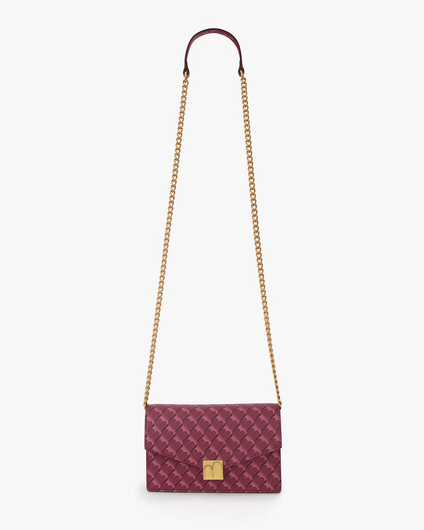 Sac ELEANOR Bordeaux suspendu par sa chaîne dorée, vue de face, fermoir Marble Arch