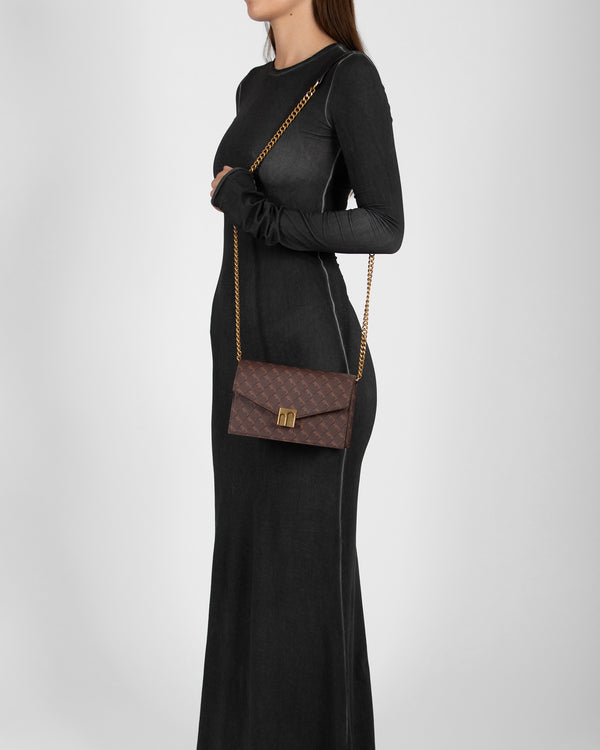 Sac ELEANOR Chocolat monogram porté en bandoulière avec chaîne, vue de profil