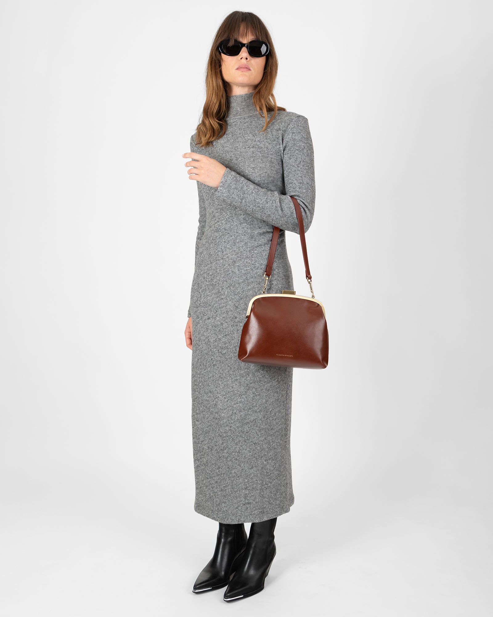 Sac EMMA brun porté en bandoulière, vue de face sur mannequin en robe grise