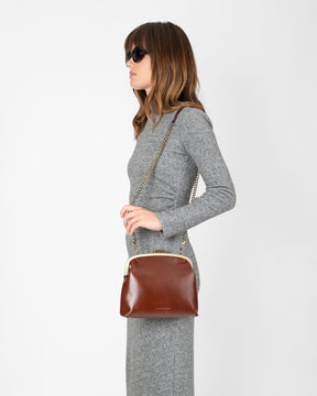 Sac EMMA Brun porté en bandoulière avec chaîne, vu de profil sur un mannequin