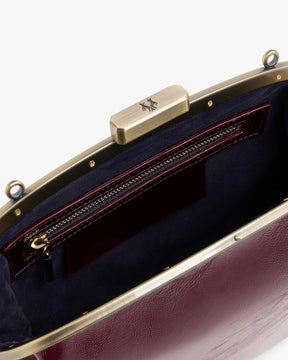 Sac EMMA Bordeaux naplak, vue intérieure, fermoir doré ouvert et poche zippée en détail