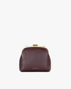Sac EMMA en cuir aubergine, vue de face, posé, fermoir doré, sans bandoulière