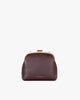 Sac EMMA en cuir aubergine, vue de face, posé, fermoir doré, sans bandoulière