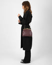 Sac EMMA Aubergine porté en bandoulière chaîne, vue de profil sur modèle