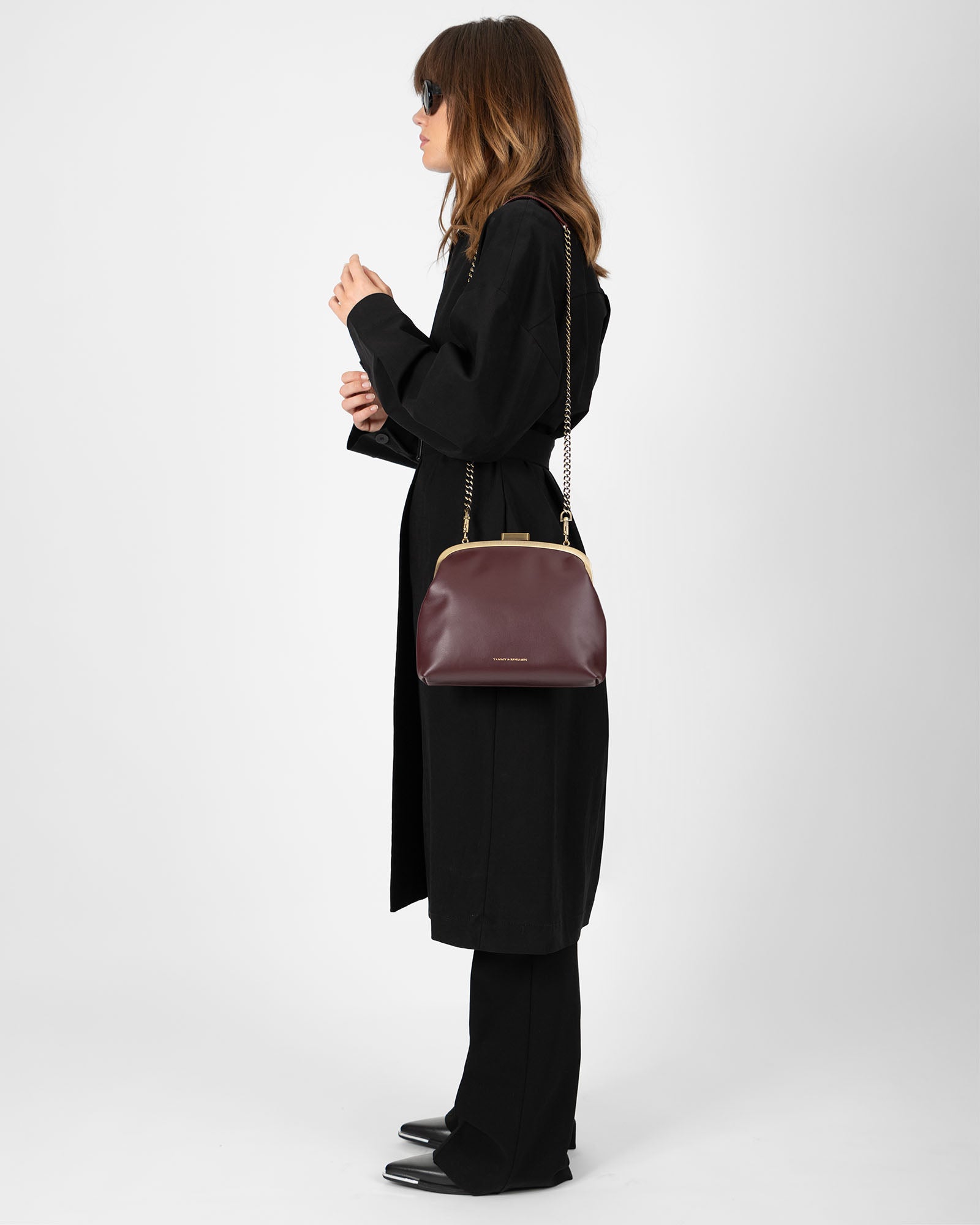 Sac EMMA Aubergine porté en bandoulière chaîne, vue de profil sur modèle