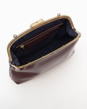 Sac EMMA Aubergine ouvert, vue intérieure sur doublure bleu marine, poche zippée et fermoir doré