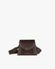 Sac GABRIELLE brun embossé lézard, vue de face, posé, avec bandoulière cuir ajustable