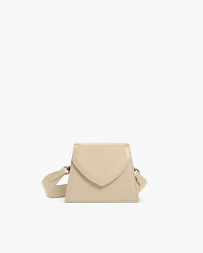Sac GABRIELLE beige de face, posé, rabat pointu et bandoulière ajustable